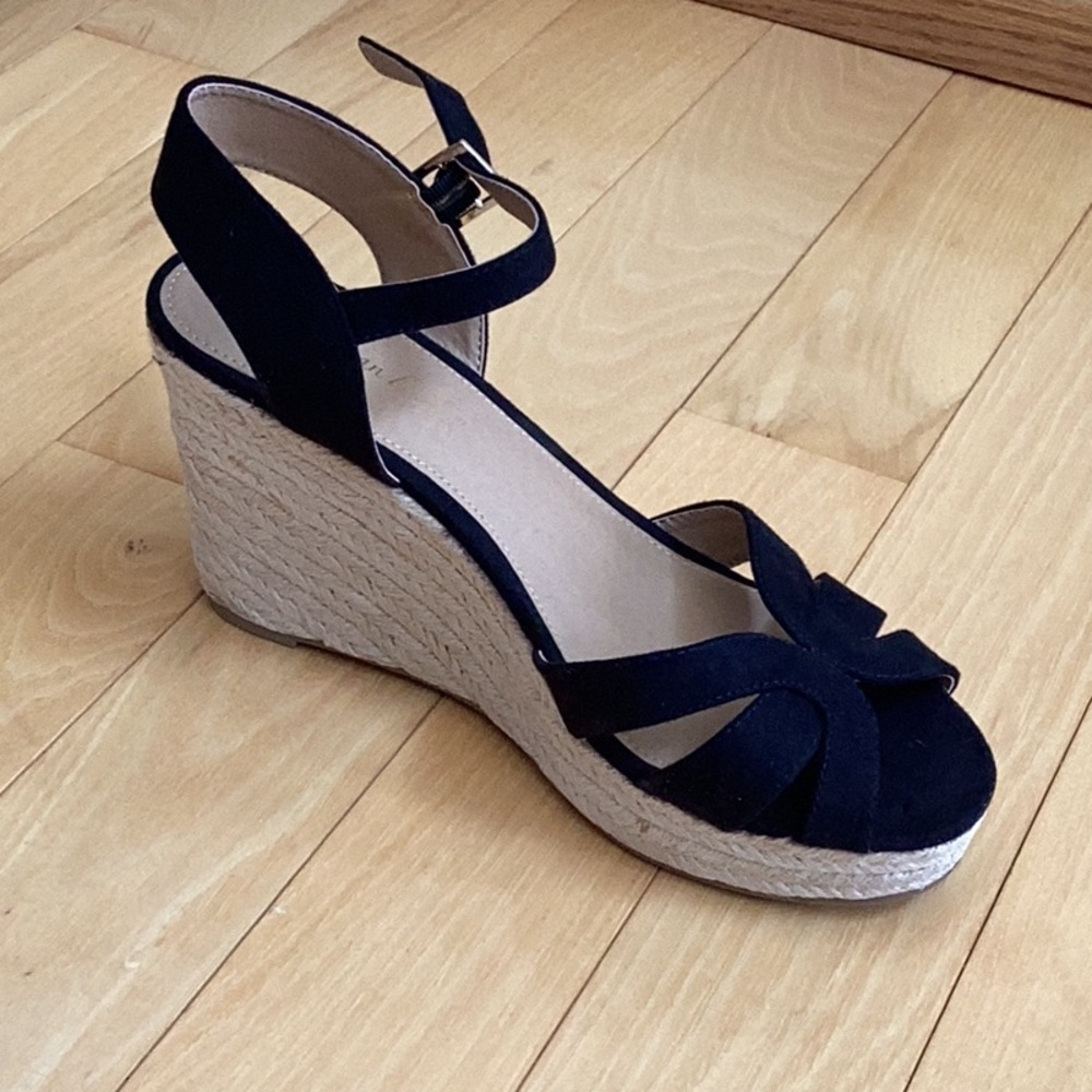 American Eagle by Payless, black fabric espadrille, open toe wedges. Women’s 10
